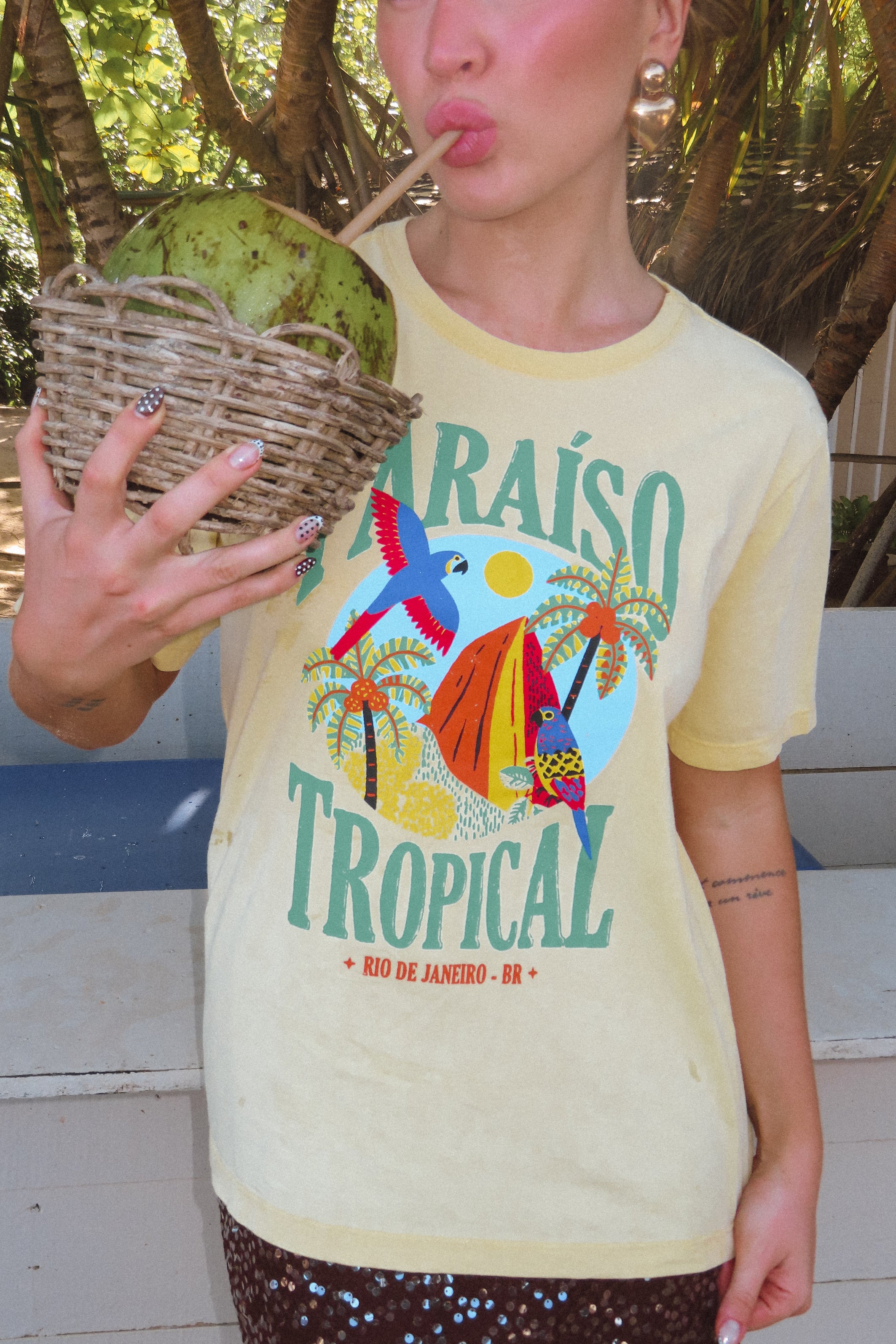 T-SHIRT ESTONADA PARAÍSO TROPICAL ARARAS AMARELO MANTEIGA