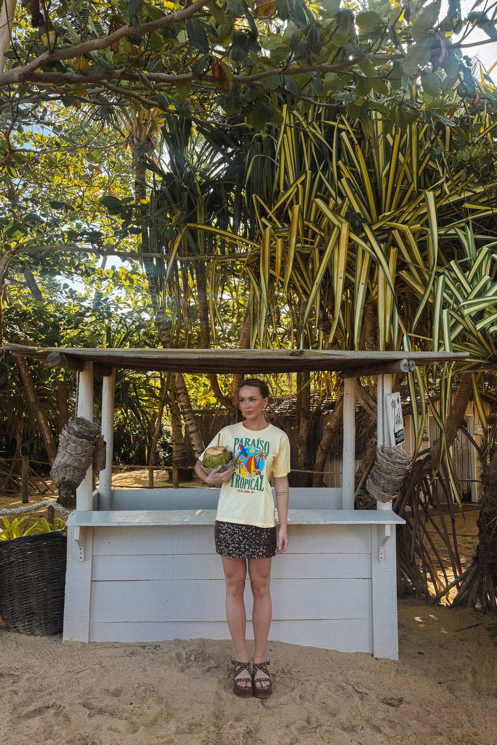 T-SHIRT ESTONADA PARAÍSO TROPICAL ARARAS AMARELO MANTEIGA