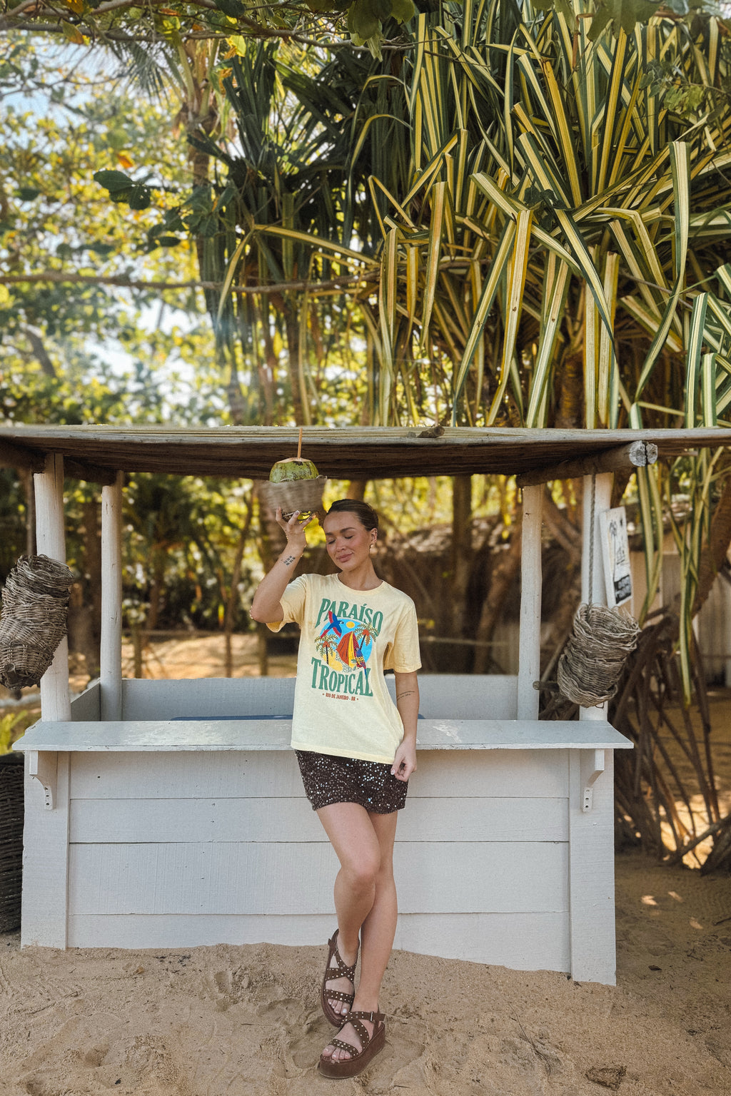 T-SHIRT ESTONADA PARAÍSO TROPICAL ARARAS AMARELO MANTEIGA