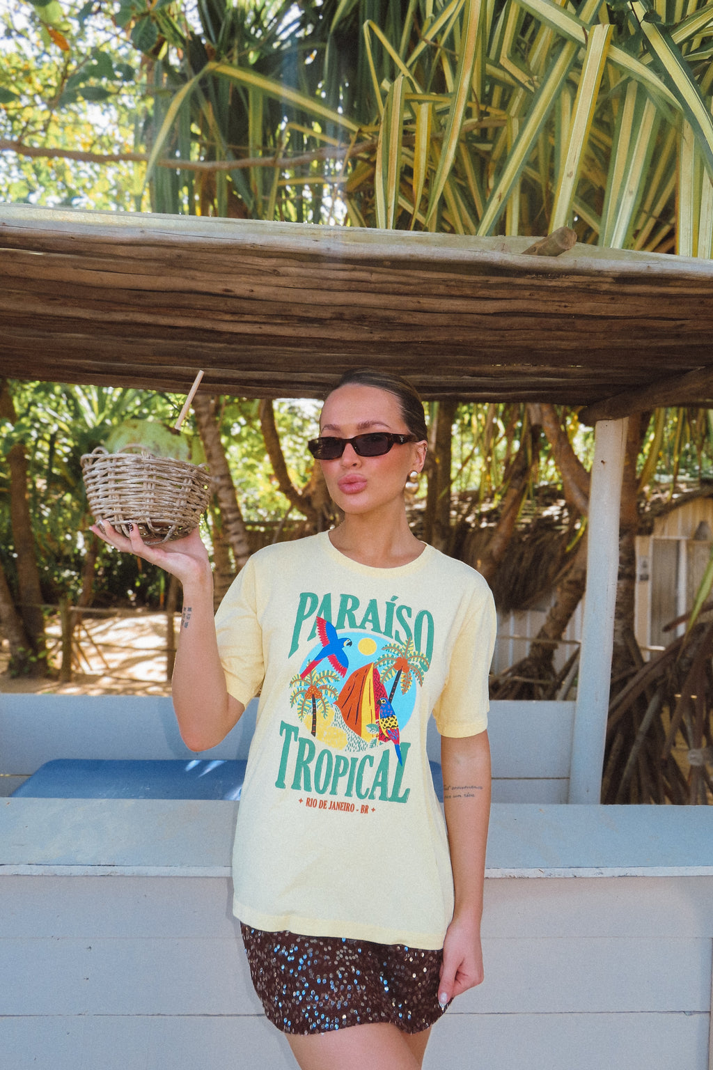 T-SHIRT ESTONADA PARAÍSO TROPICAL ARARAS AMARELO MANTEIGA