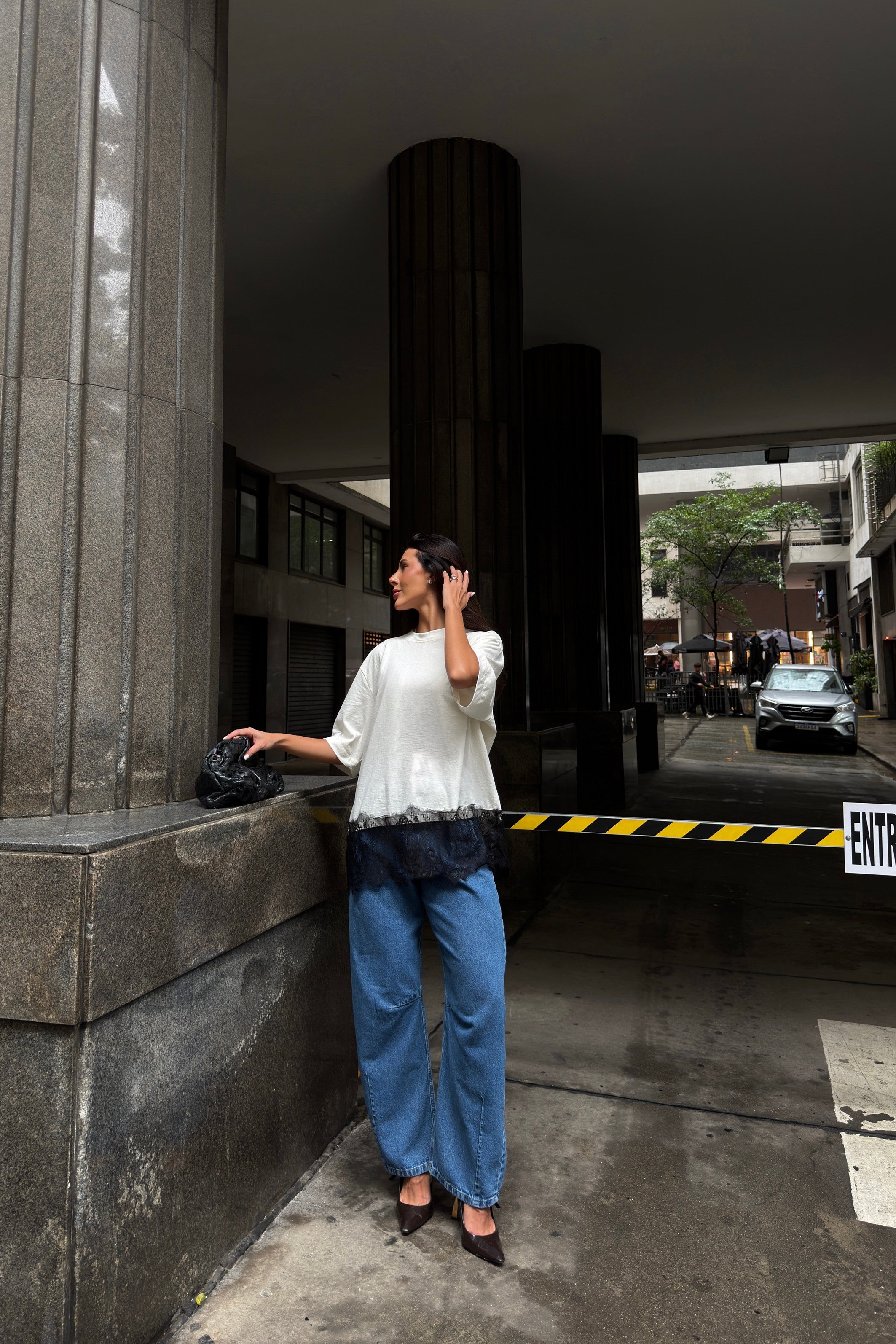 T-shirt oversized com barra de renda