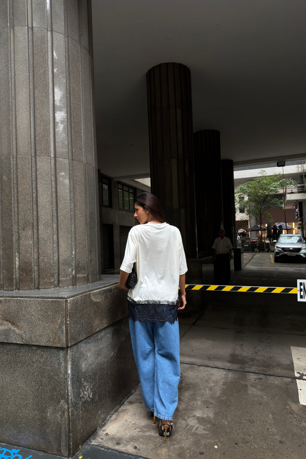 T-shirt oversized com barra de renda