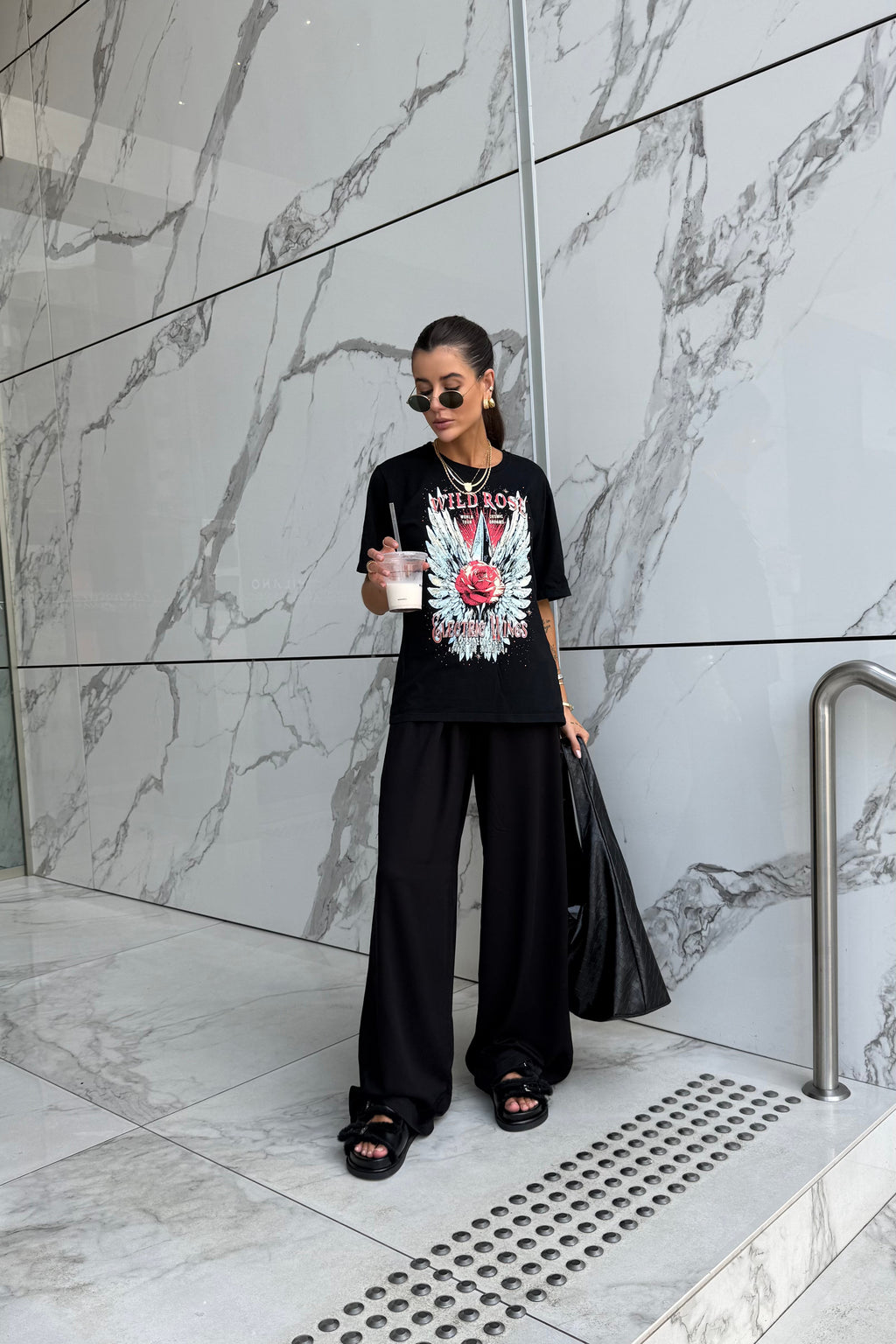 T-SHIRT ESTONADA WILD ROSE (COM STRASS) PRETA