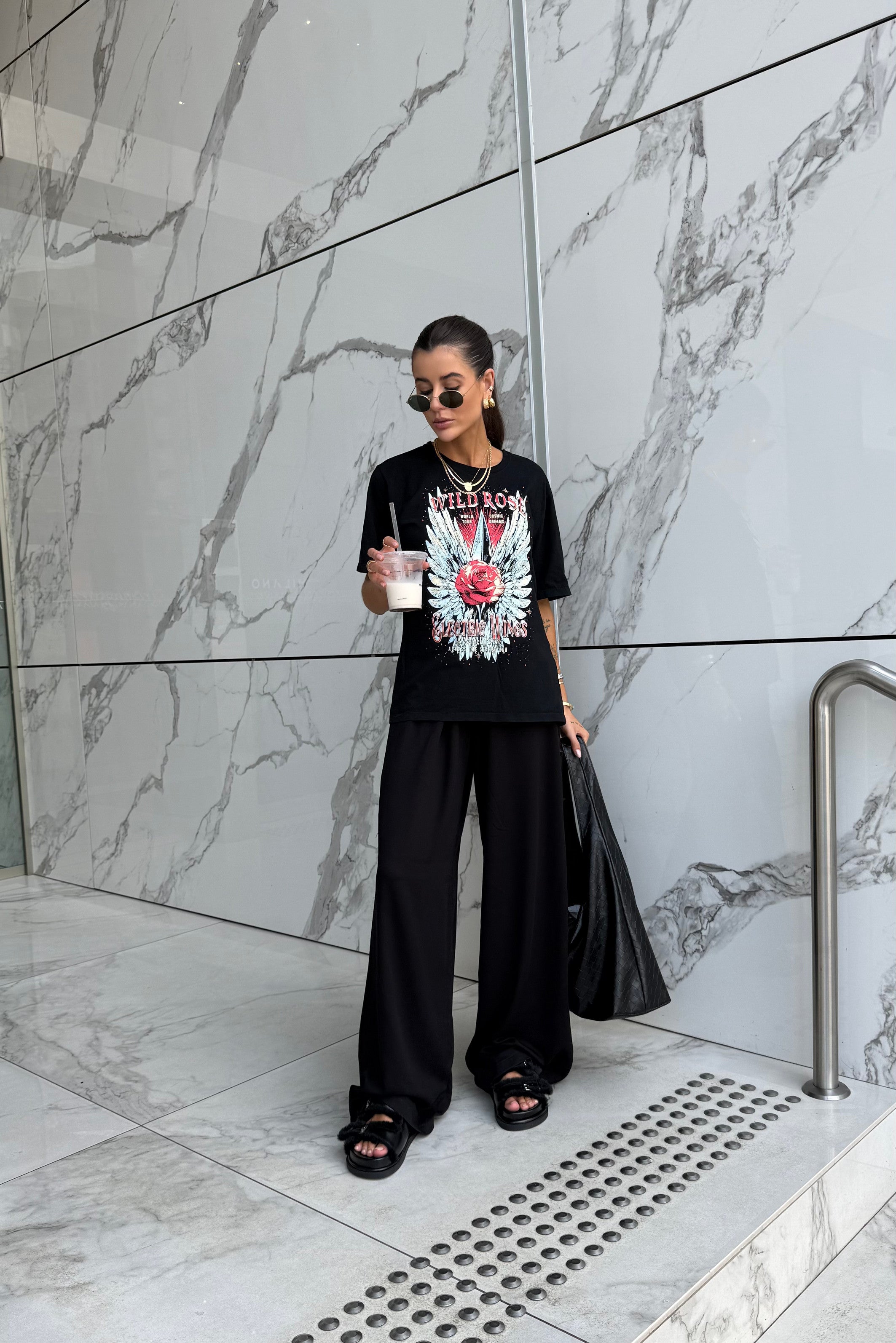 T-SHIRT ESTONADA WILD ROSE (COM STRASS) PRETA
